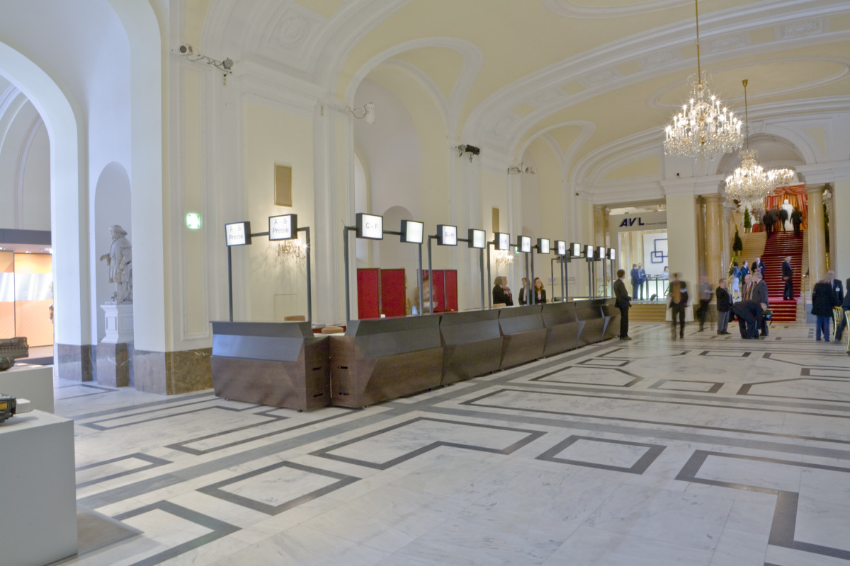 Objekteinrichtung Referenz | Gardarobenpult Hofburg Vienna Congress Center