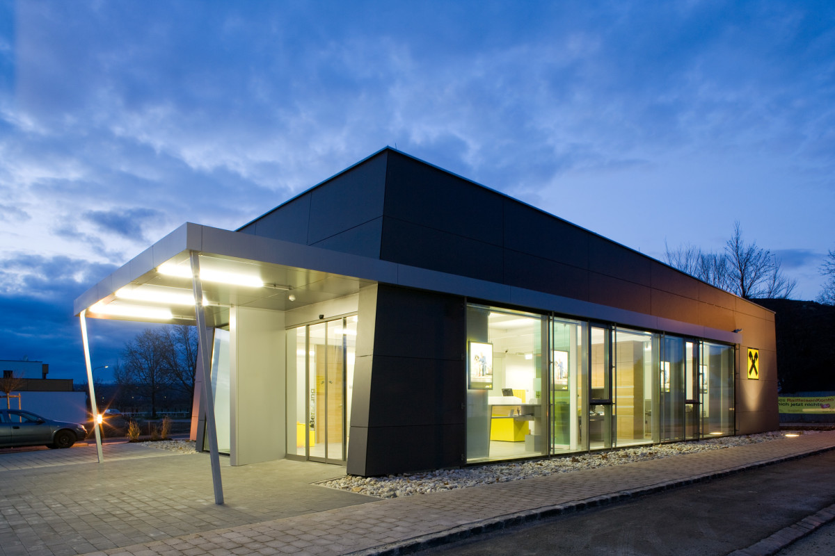 Bankeinrichtung Referenz | Aussenansicht Raiffeisenbank Krems Filiale Rohrendorf Bankeinrichtung Referenz | Aussenansicht Raiffeisenbank Krems Filiale Rohrendorf