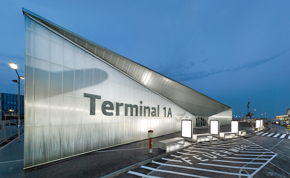 Objekteinrichtung Referenz | Aussenansicht VIE- Flughafen Wien Terminal 1A